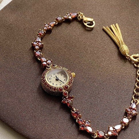 Vintage Square Watch For Women A Dainty Mini Square Design With A Wheat-sheaf Motif