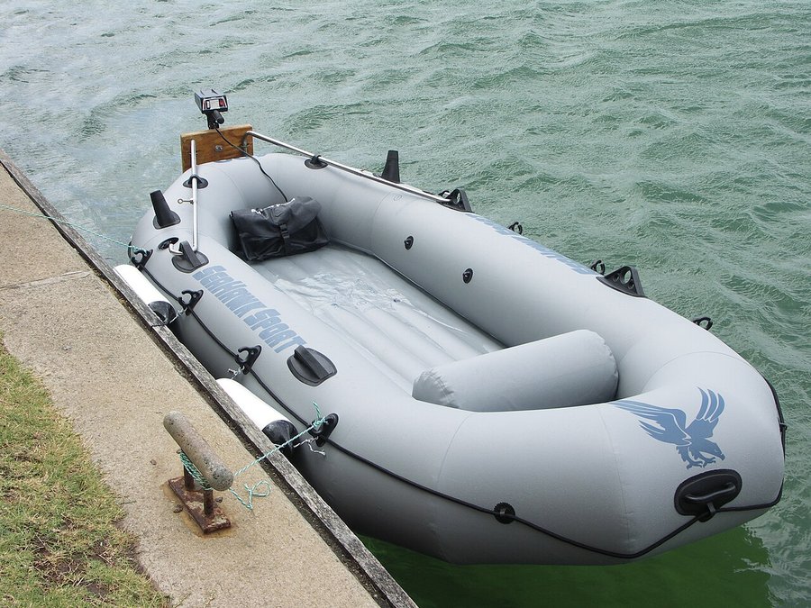 Gommone con motore fuori bordo