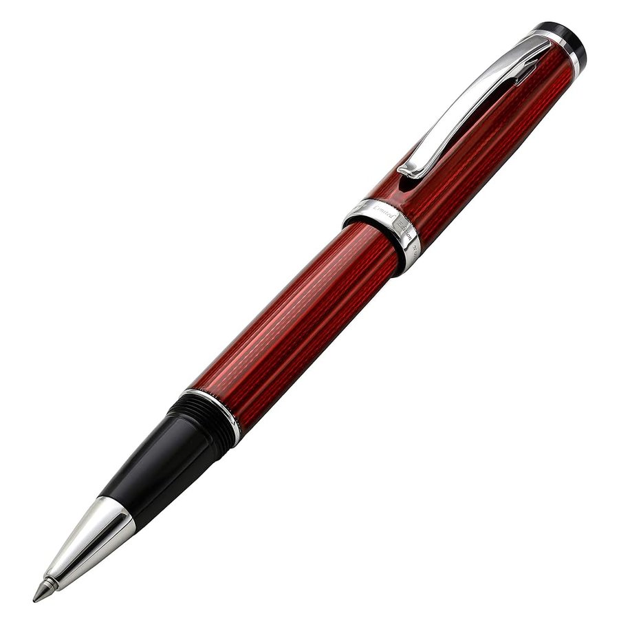 Xezo Incognito Penna Roller, pennino fine. Laccatura rosso bordeaux con placcatura in platino puro. Artigianale, inciso guilloche. Edizione limitata, numerata